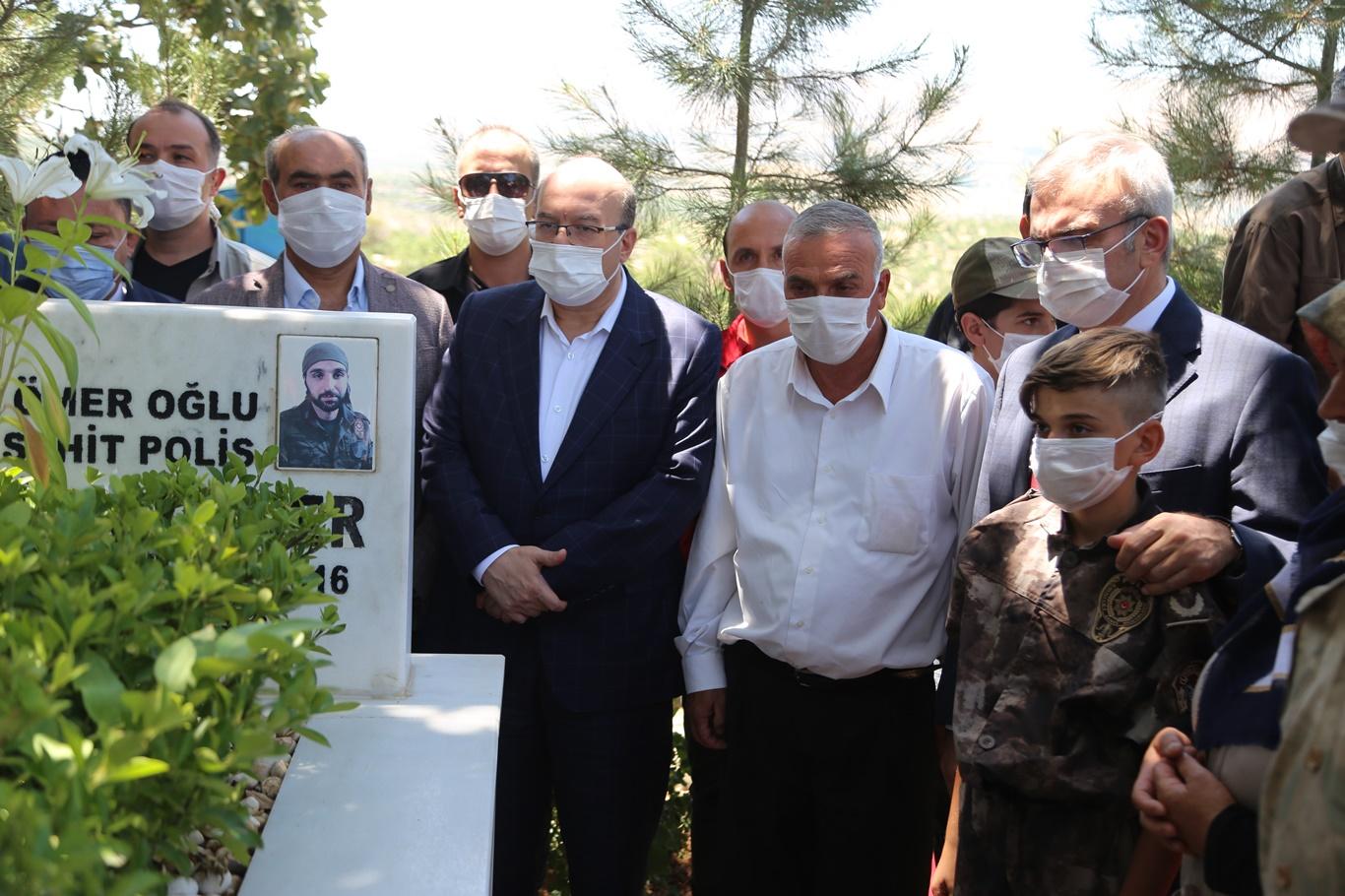 Diyarbakır’da 15 Temmuz şehitleri kabirleri başında anıldı